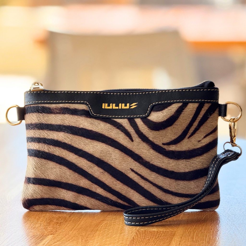 Cartera de Mano de Cuero Negro con Solapa Pelo Cebra – Piel Genuina – IULIUS-1