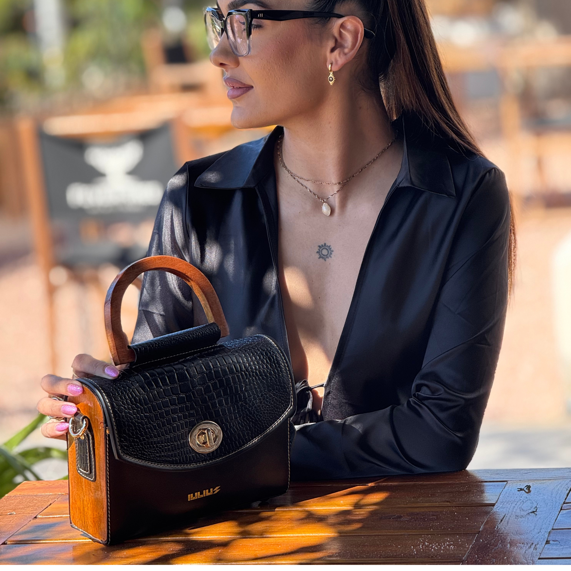 Bolso de Cuero con Solapa patron Cocodrilo  y Laterales de Madera – IULIUS-1