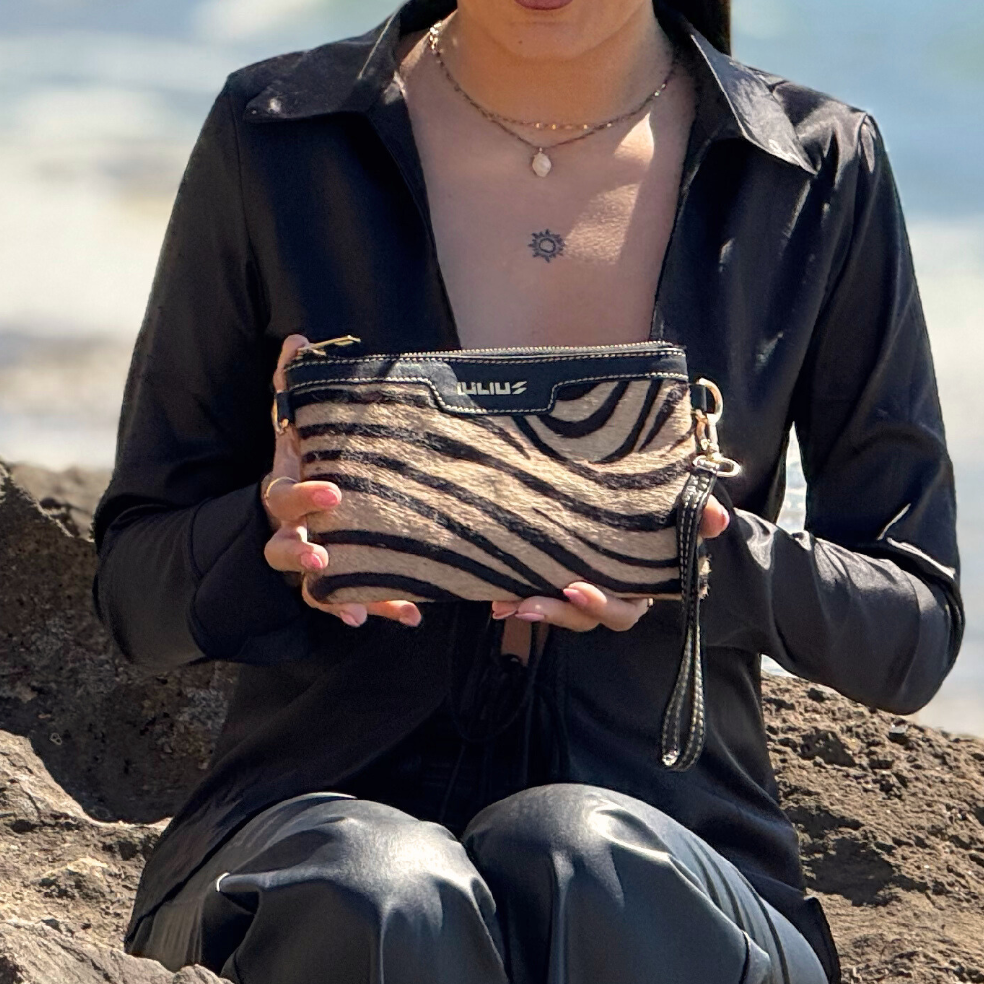 Cartera de Mano de Cuero Negro con Solapa Pelo Cebra – Piel Genuina – IULIUS-2