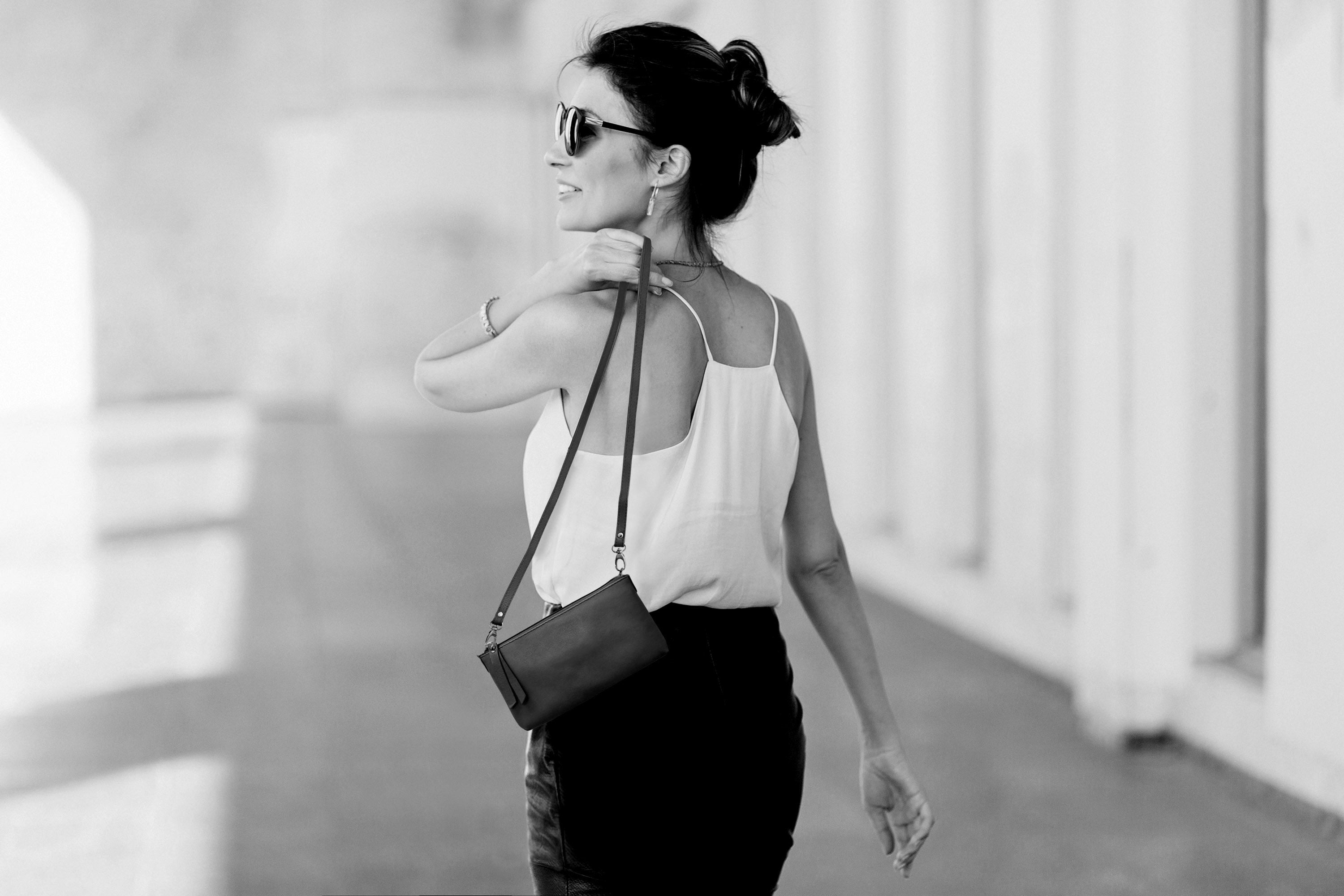 K0013AB | Women's strap in genuine full-grain leather, with light grain. Removable shoulder strap. Polished Nickel hardware. Black color. Dimensions: 20 x 10.5 x 2 cm. Packaging: Tnt bag-3