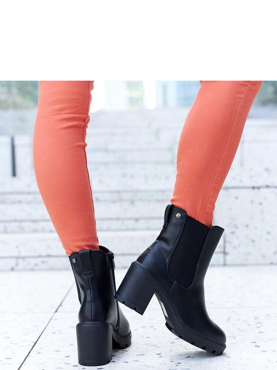Boots med blockklack i veganskt läder