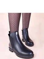 Ankelboots i veganskt läder med lackdetalj