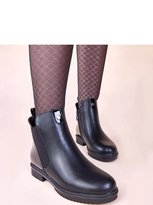 Ankelboots i veganskt läder med lackdetalj