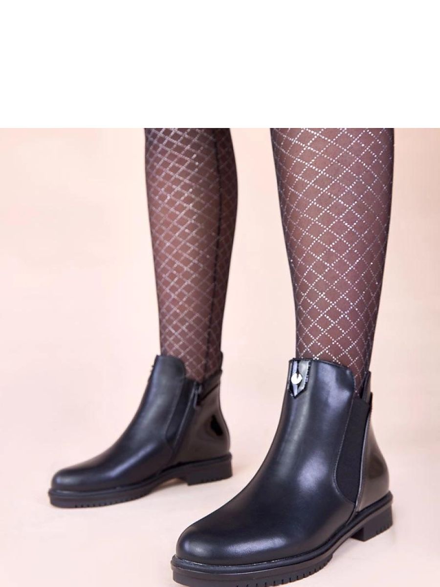 Ankelboots i veganskt läder med lackdetalj