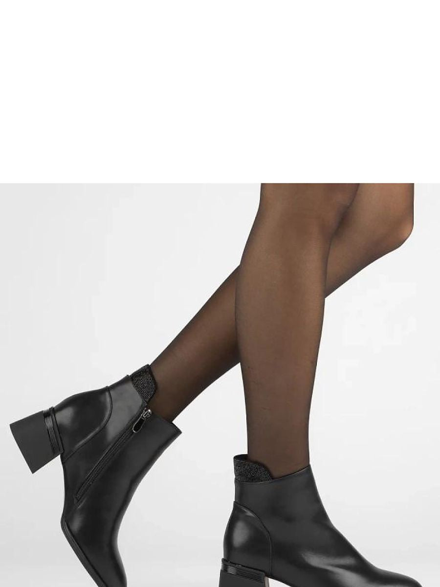 Skinnboots med klack och strassdetaljer