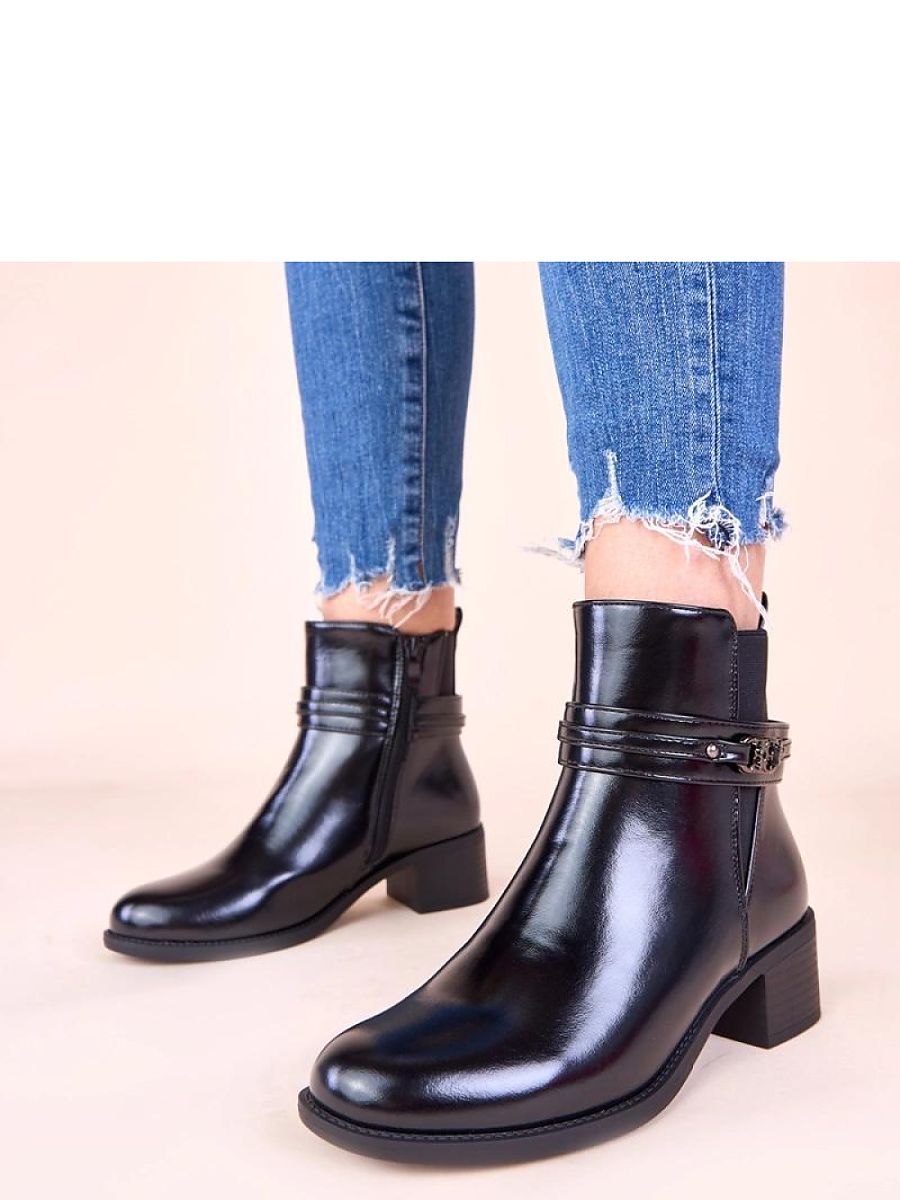 Ankelboots med blockklack och dekorativ rem