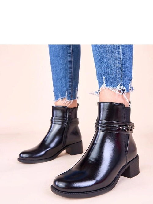 Ankelboots med blockklack och dekorativ rem
