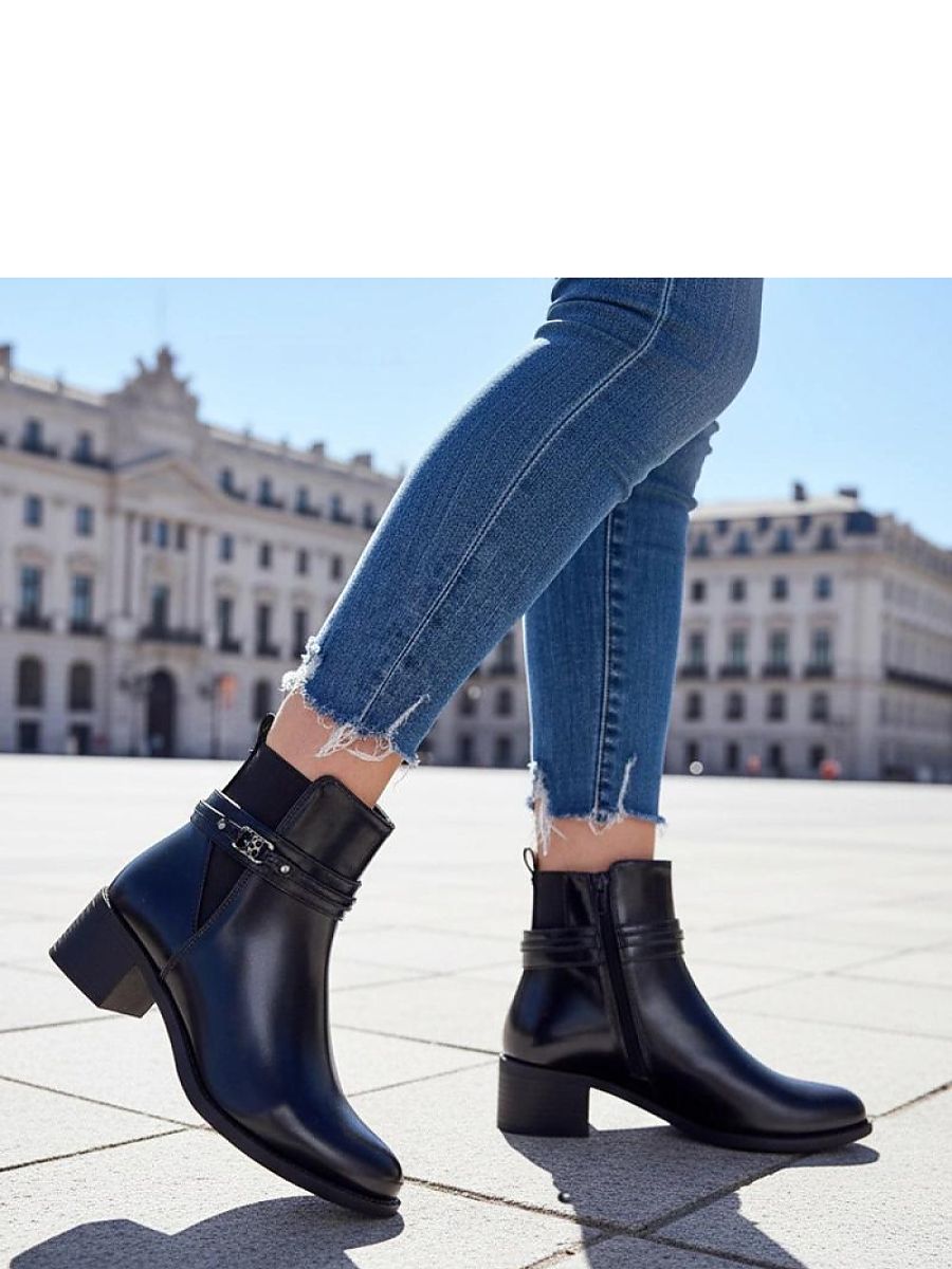 Ankelboots med blockklack och dekorativ rem