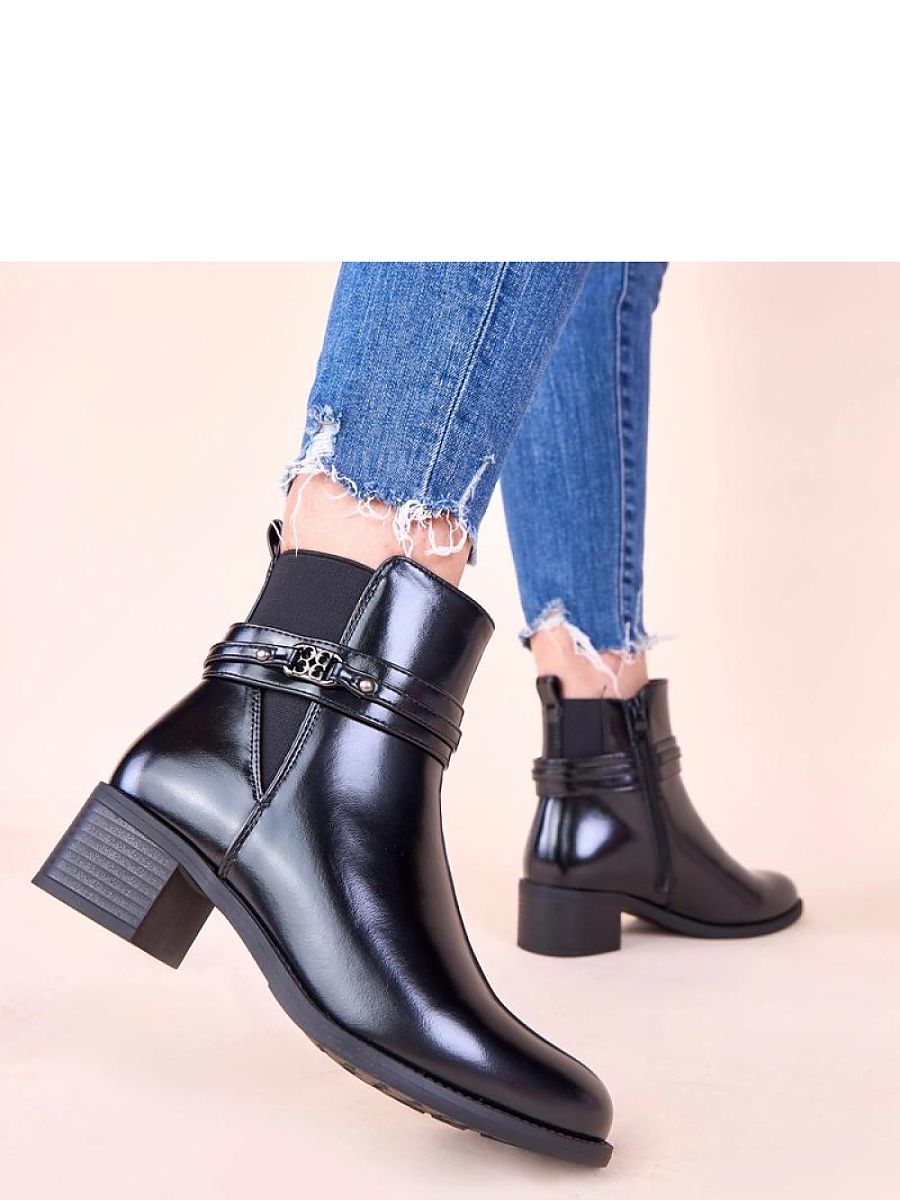 Ankelboots med blockklack och dekorativ rem