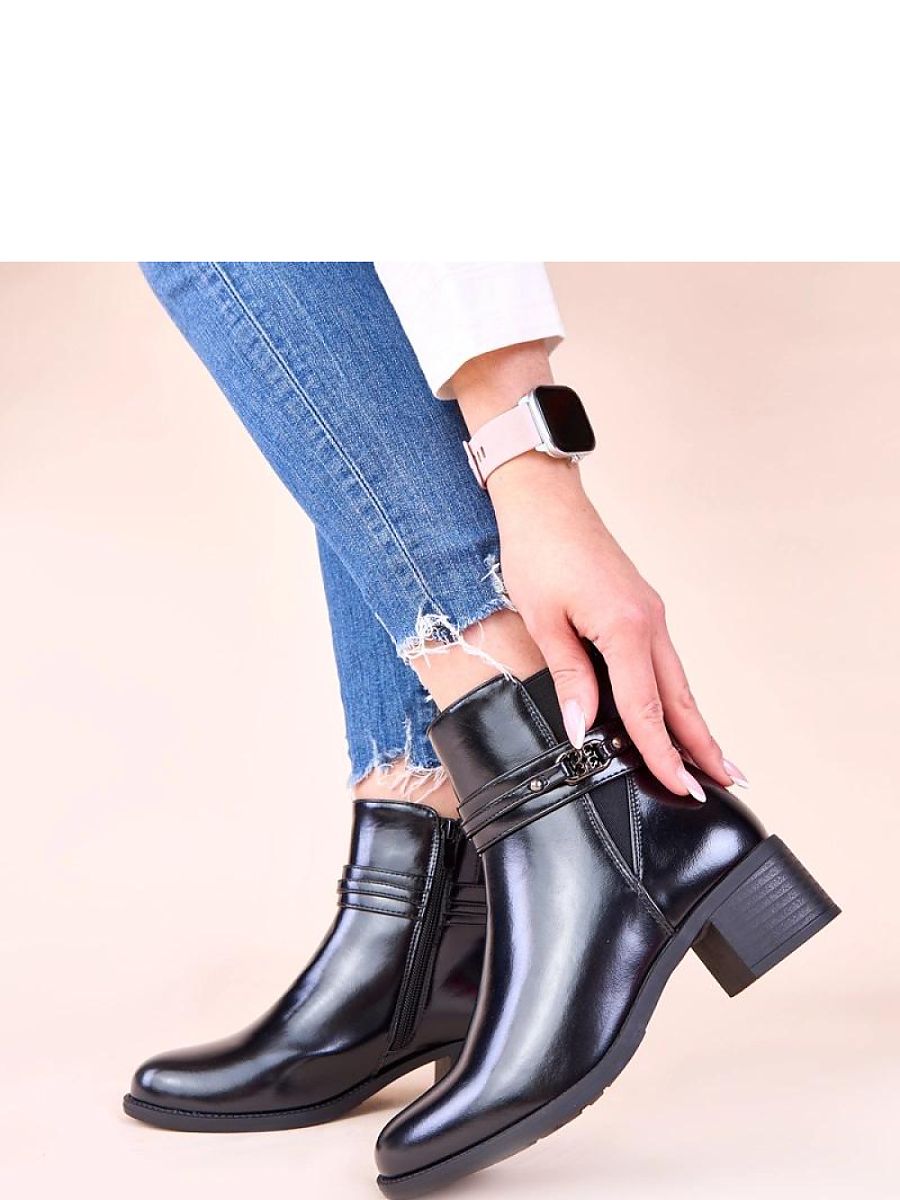 Ankelboots med blockklack och dekorativ rem